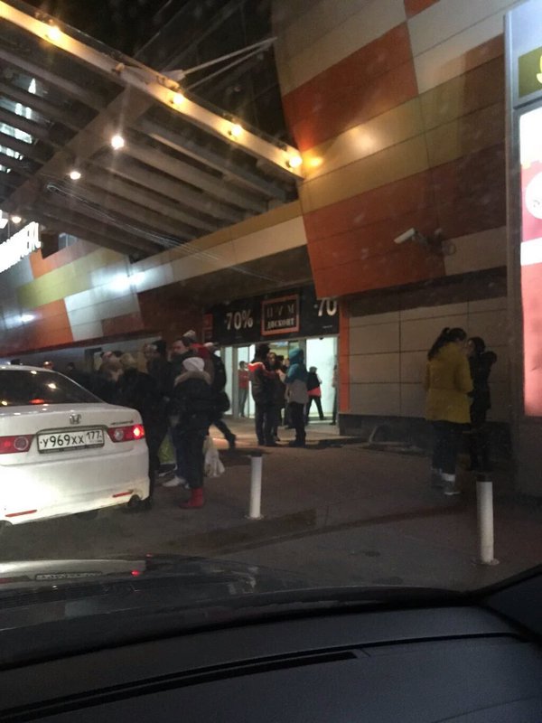 Over 10,000 evacuated from 10 major Moscow malls following bomb threats 
