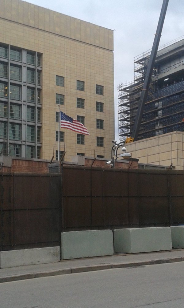 US Embassy in Moscow erects a second perimeter wall covered in razor 