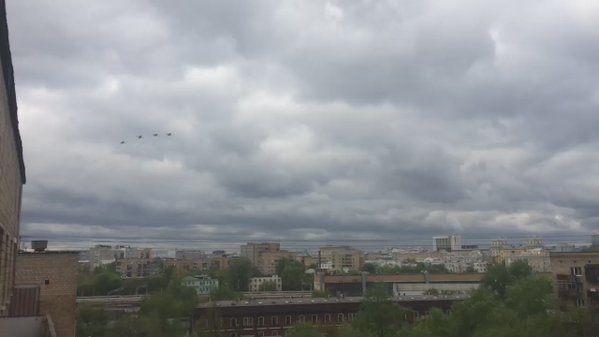 Moscow: military jets over city. Rehearsal for #VictoryDay on 9 May.  
