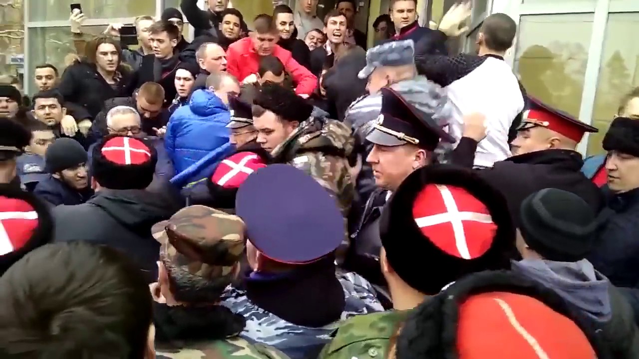 Video: clashes today between pro-Navalny protesters and cossacks in Volgograd