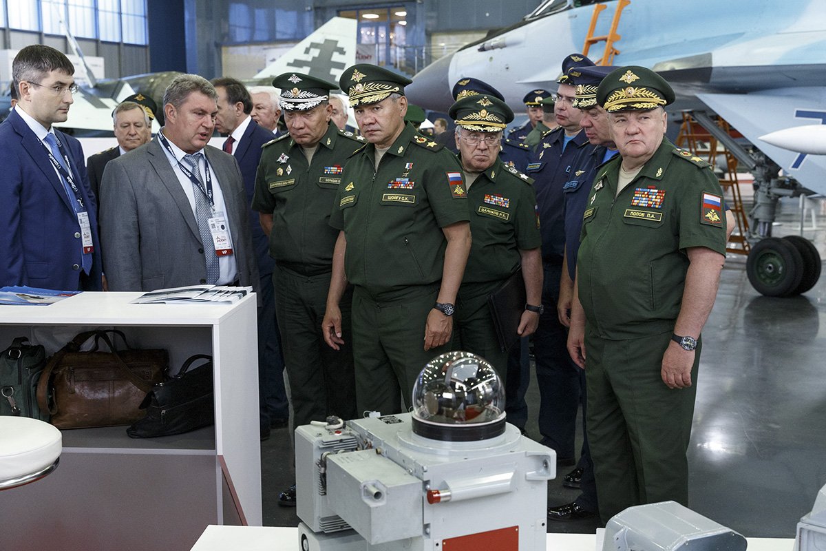 Сергей Шойгу посетил статистическую авиационную экспозицию на форуме АРМИЯ2017 в Кубинке