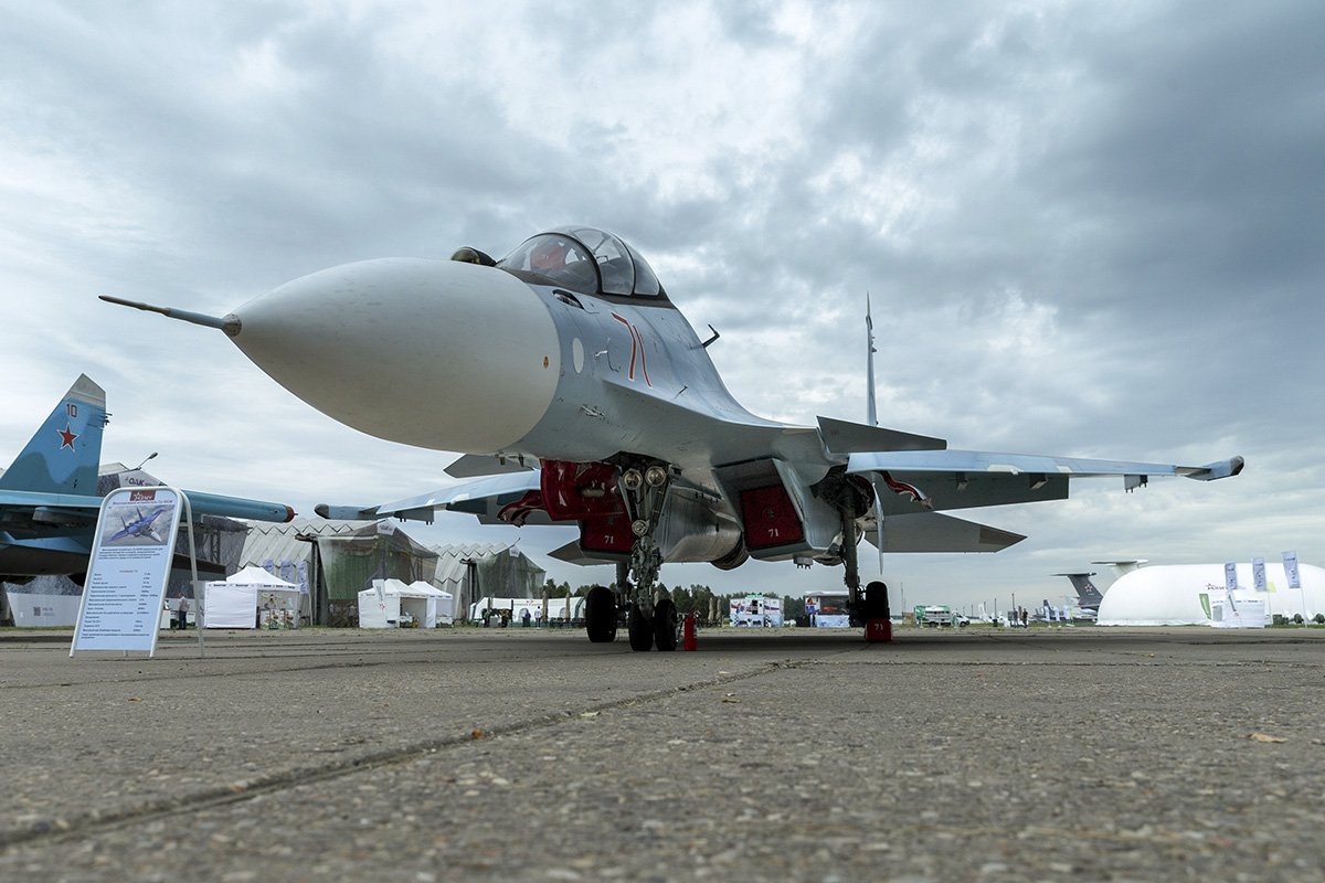 Сергей Шойгу посетил статистическую авиационную экспозицию на форуме АРМИЯ2017 в Кубинке