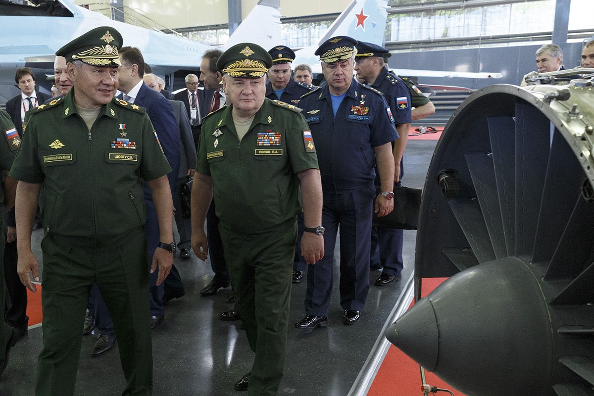 Сергей Шойгу посетил статистическую авиационную экспозицию на форуме АРМИЯ2017 в Кубинке