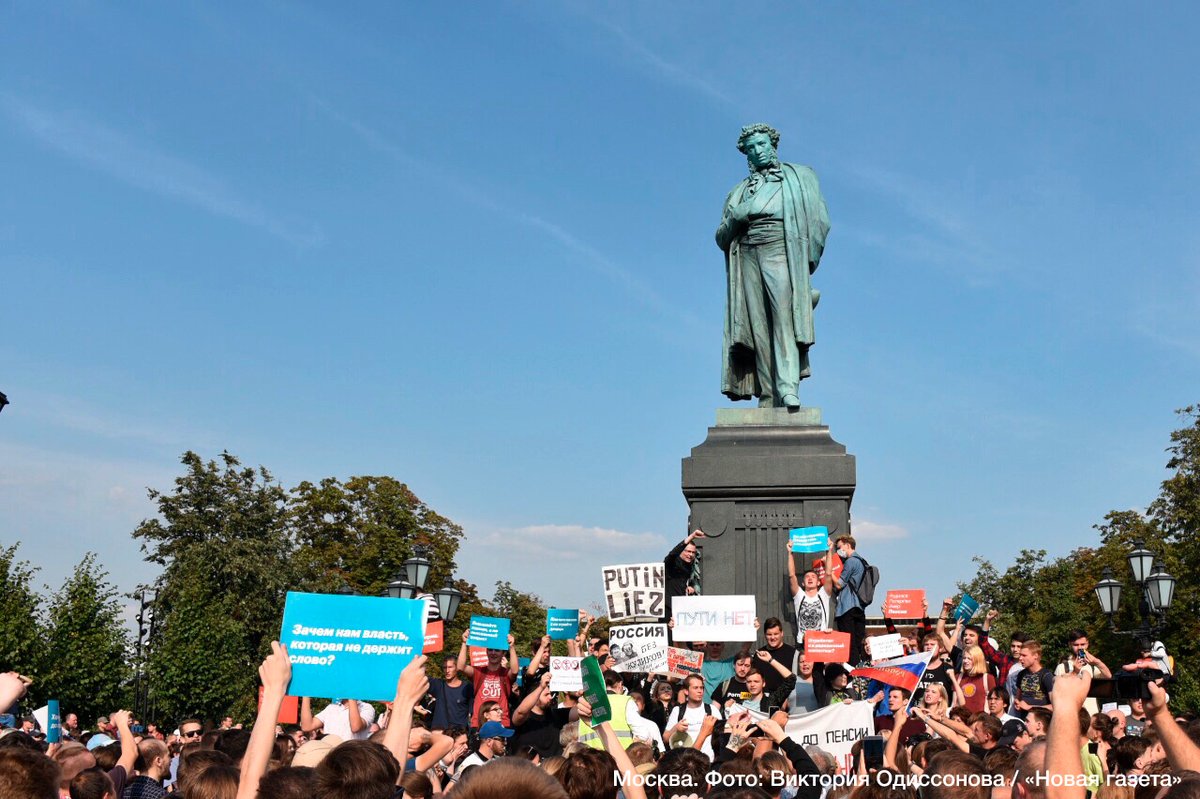 Riot police start to push people at Pushkinskaya in Moscow. Protesters are chanting Freedom to Oleh Sentsov!