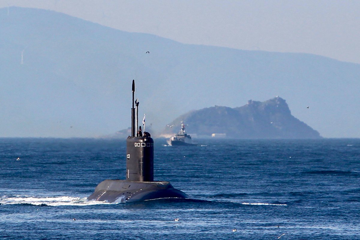 Turkish Navy Tuzla class patrol boat TCG Kumkale P1203 kept an eye on Russian Navy Project 636.3 Kilo class diesel-electric submarine BSF Kolpino B271 during her Bosphorus transit towards the Black Sea.   