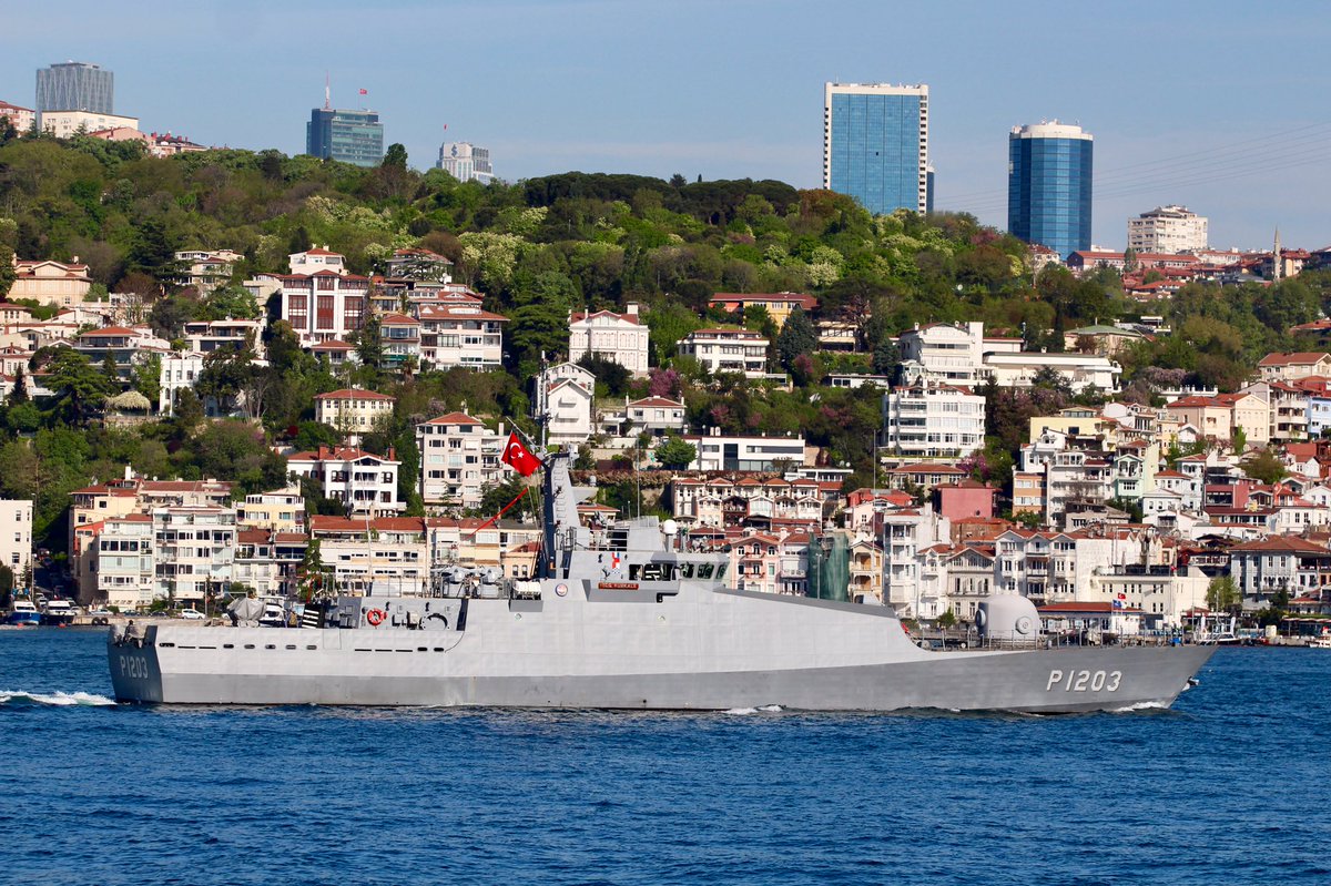 Turkish Navy Tuzla class patrol boat TCG Kumkale P1203 kept an eye on Russian Navy Project 636.3 Kilo class diesel-electric submarine BSF Kolpino B271 during her Bosphorus transit towards the Black Sea.   