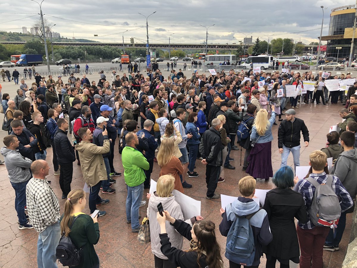Hundreds of people   demonstrating in Nizhniy Novgorod. It's not just Moscow, but it's the matter of whole Russia. We don't want to live in the police state. Russo will be free. Russia without Putin.