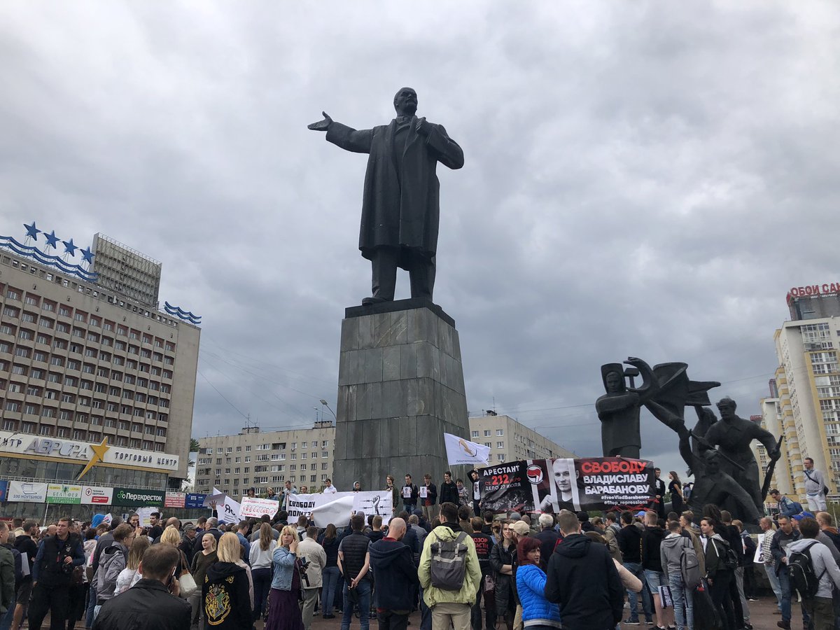 Hundreds of people   demonstrating in Nizhniy Novgorod. It's not just Moscow, but it's the matter of whole Russia. We don't want to live in the police state. Russo will be free. Russia without Putin.