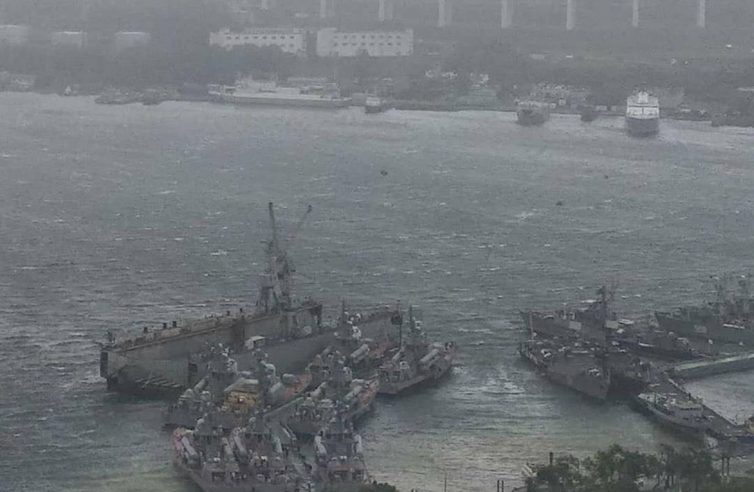 It looks like that floating dock collided with Project 12411 Molniya-class small missile ships