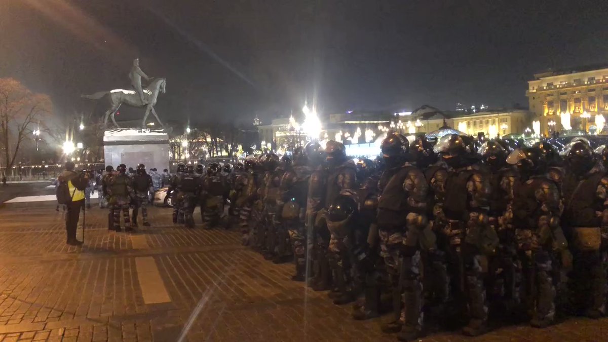 Heavy police and RosGuard deployment at Manezhnaya and Red squares in Moscow
