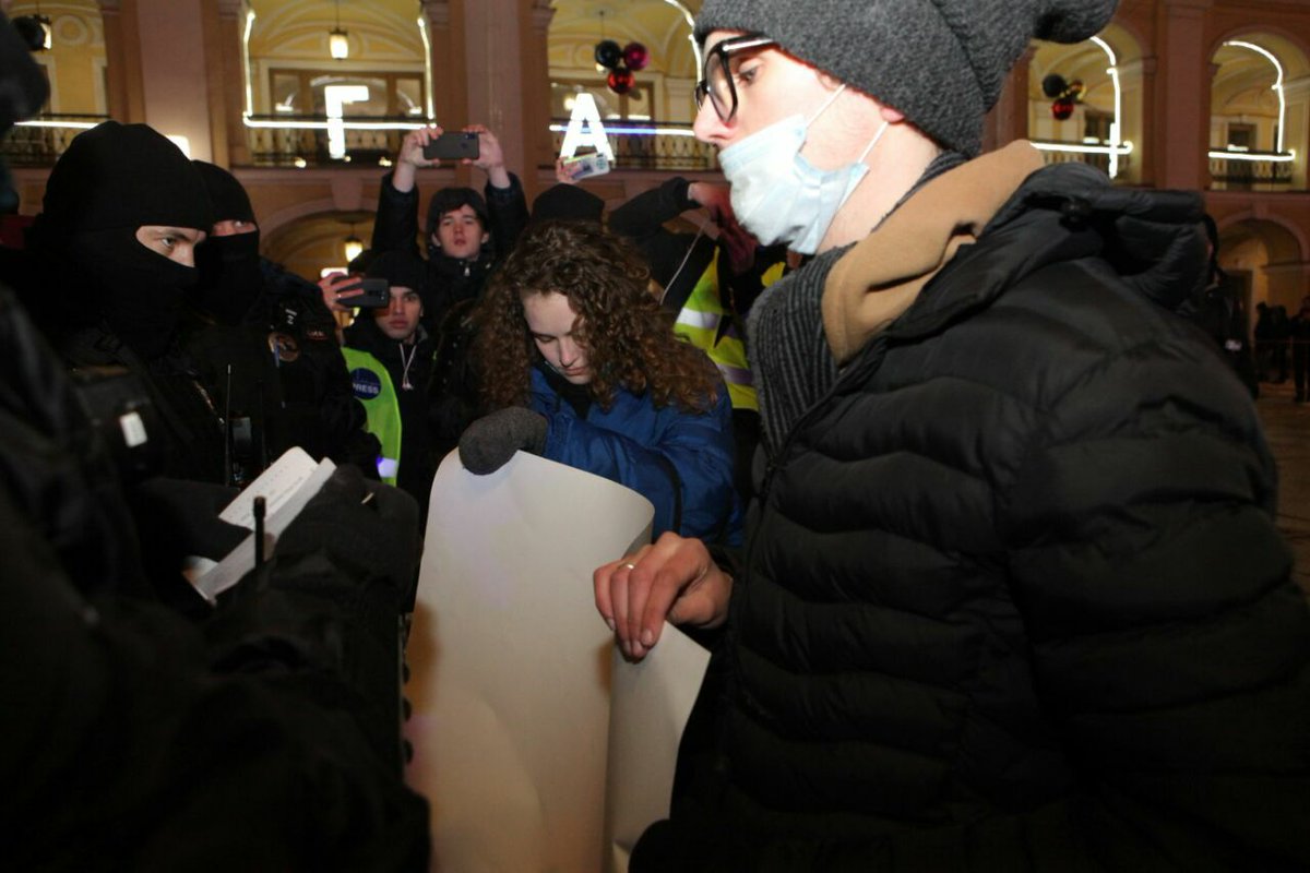 Detentions at Gostiny Dvor in St.Petersburg. Foto: Elena Lukyanova, Novaya Gazeta