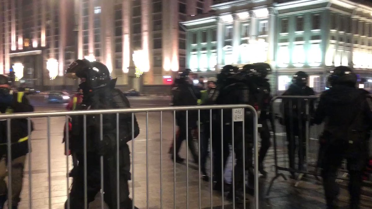 Security officials block the passage to Okhotny Ryad street near the restaurant The country which does not exist Video: Daria Kozlova / Novaya Gazeta