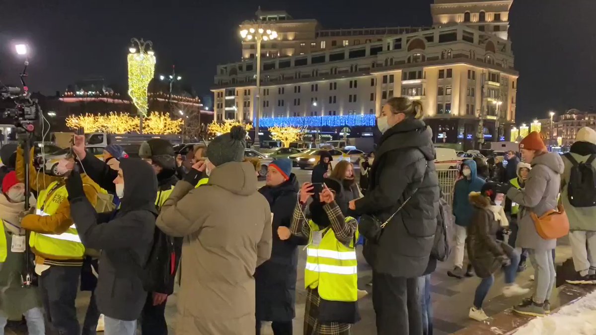 Navalny, Let him go, Freedom to Navalny - chants at the Bolshoi Theater. Video: Daria Kozlova / Novaya Gazeta