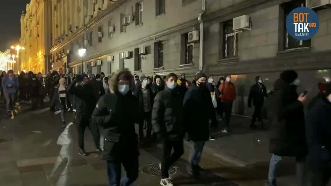 Толпа идёт по Столешникову переулку от Тверской в сторону Петровки   