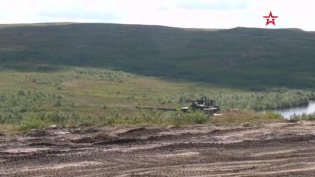 Russie : Vidéo qui montre les équipages des chars T-80BVM et les équipages des RChBZ qui ont effectué des tirs réels, et les unités de radioprotection, de protection chimique et biologique qui ont effectué le traitement des équipements dans la région de Mourmansk