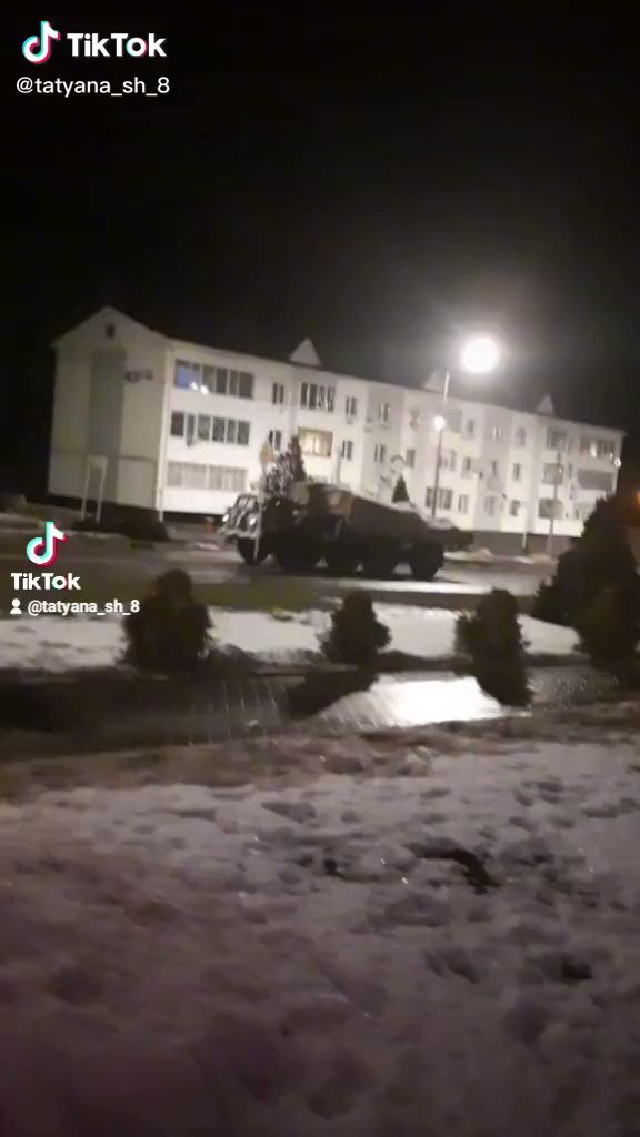 Российская военная колонна, направляющаяся к границе Украины в Красной Яруге, снята на видео