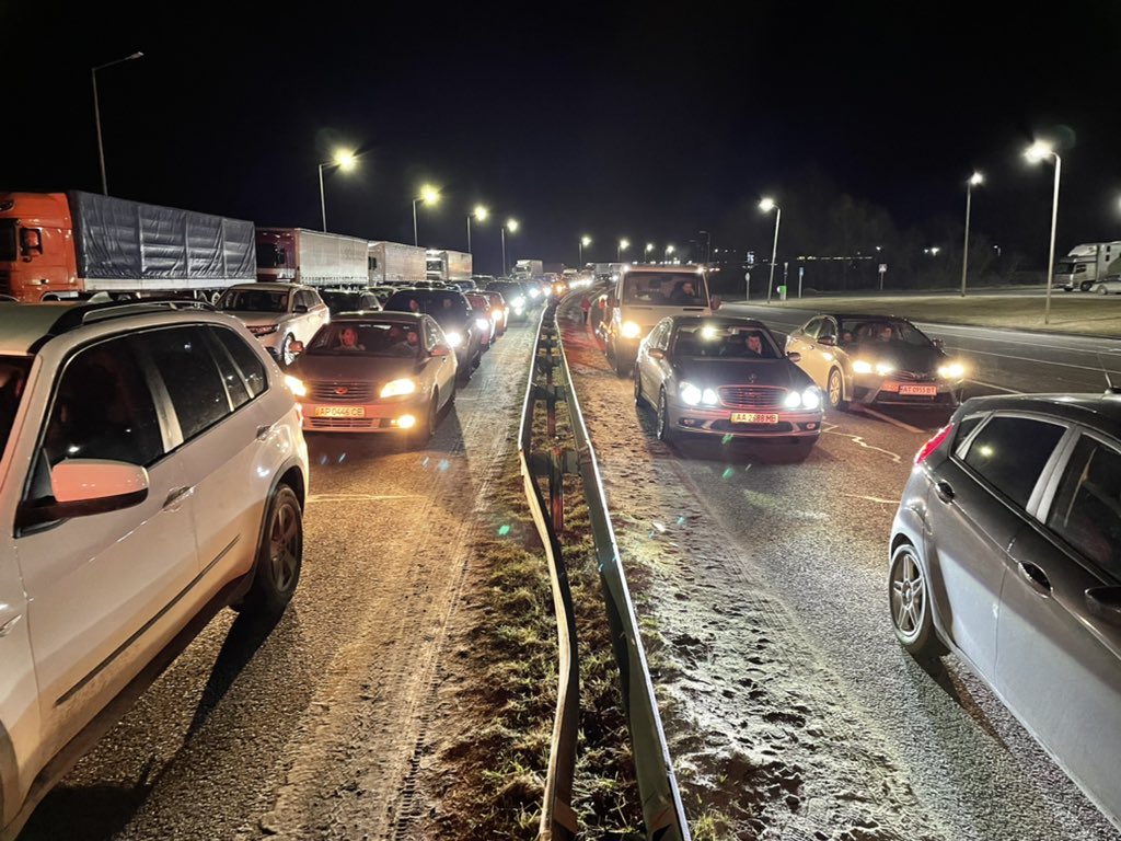 At least 10 km long traffic jam at Krakovets border crossing into Poland tonight. All refugees, clamouring to get away from the Russian invasion army