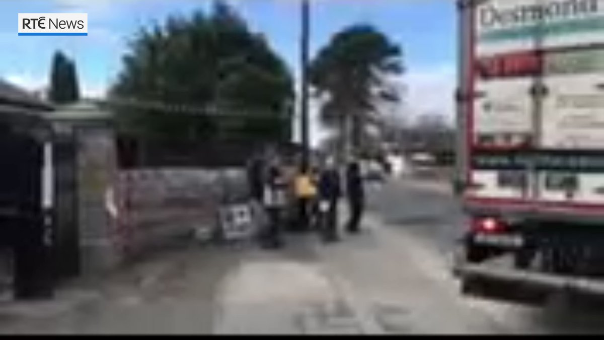 Велика вантажівка врізалася у ворота російського посольства на півдні Дубліна. Одного чоловіка заарештовано
