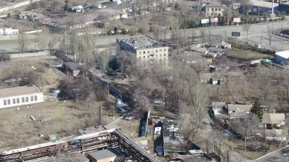 Wideo z Telegramu pokazuje zasadzkę Pułku Azowskiego na pozycję Rosji w Mariupolu. Na nagraniu widać co najmniej jeden zniszczony Kamaz Typhoon K, parę transporterów opancerzonych i Tygrysa