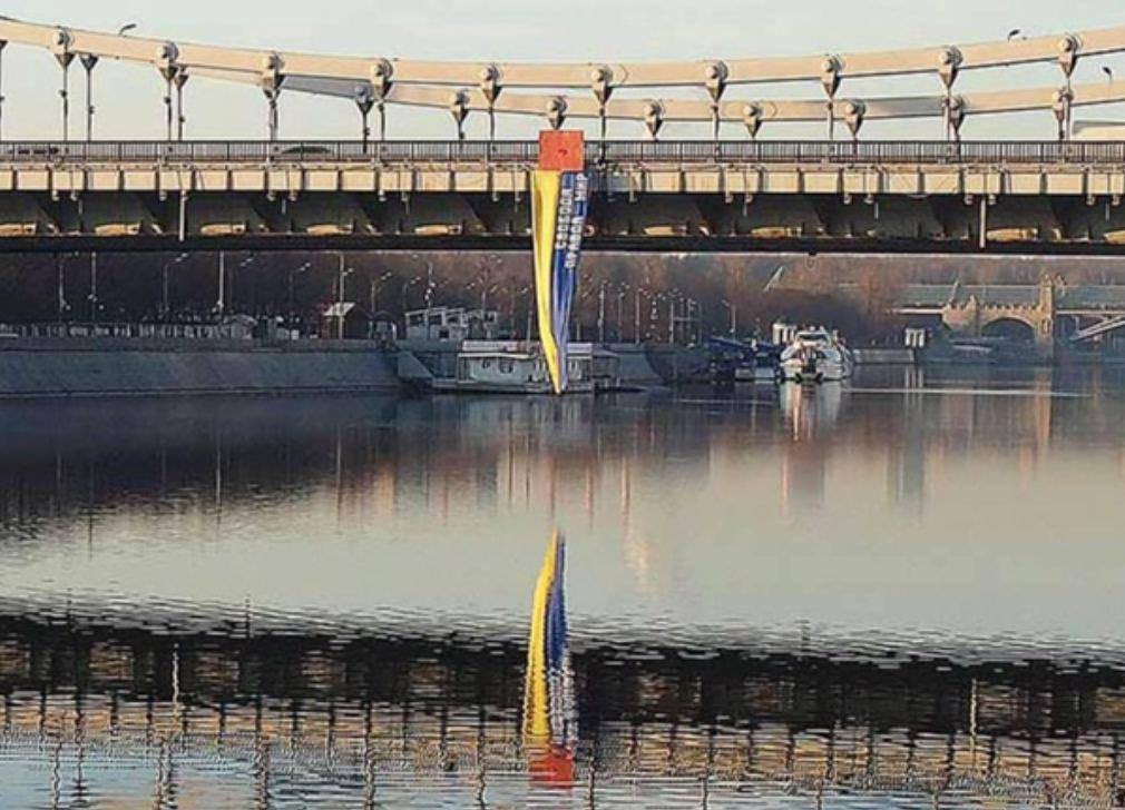 52-year-old architect Sergei Sitar has been jailed for 15 days in Moscow for discrediting Russian troops. He hung up a banner in the colours of the Ukrainian flag that said Peace, truth, freedom on it