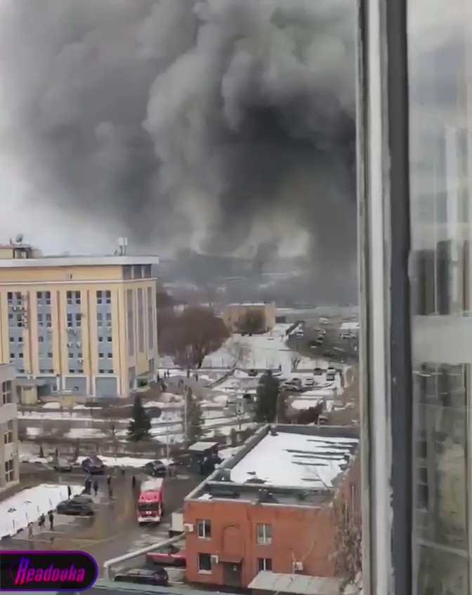 In Moscow, near the Verkhniye Likhobory metro station, a large fire - the industrial area is on fire