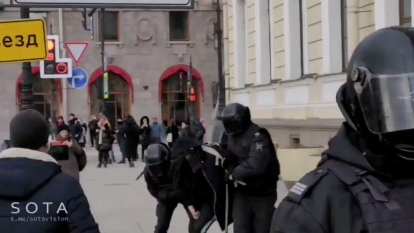 Harsh detentions at the anti-war rally in St. Petersburg