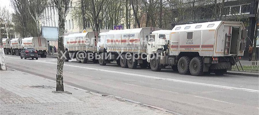 Camions du ministère des Urgences de Russie à Kherson