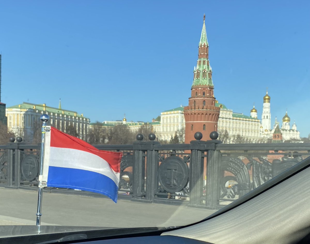 Амбасадор Холандије у Русији: Данас су ме позвали у Министарство спољних послова да ми кажу да је 15 холандских дипломата протерано из Русије. Ово би требало да буде реакција на наше раније протеривање из Хага 17 руских обавештајаца. Па постоји разлика и не мислим на бројке