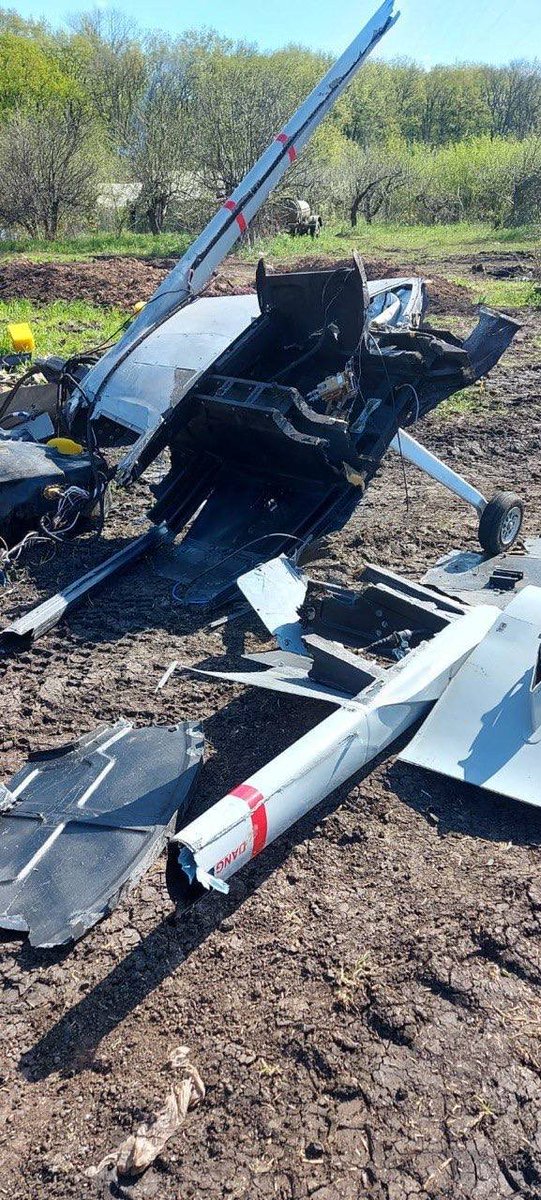 Russische media tonen foto's van de Oekraïense Bayraktar TB2 die vandaag werd neergeschoten in de buurt van Kazinka, Belgorod Oblast, precies op de grens met Oekraïne - zoals beweerd, door Pantsir-S1. Zoals te zien was droeg het een MAM-C Enhanced Fragmentation-munitie