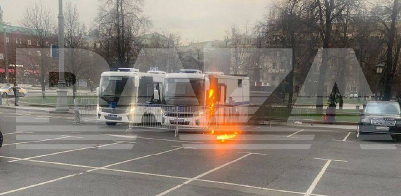 Полицијски комби нападнут је молотовљевим коктелом у Москви. Нападач приведен