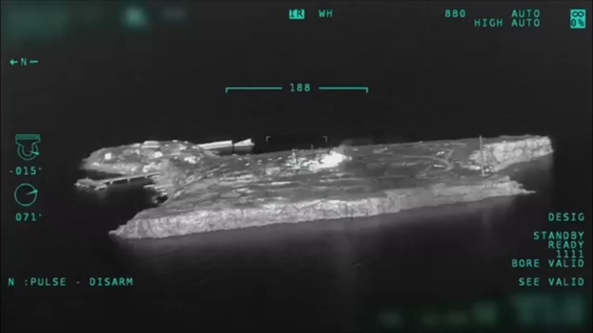 Dois Su-27 ucranianos atacando instalações russas na famosa Ilha Snake no Mar Negro, em imagens notáveis filmadas por um drone TB-2. Como podemos observar, há sérios danos