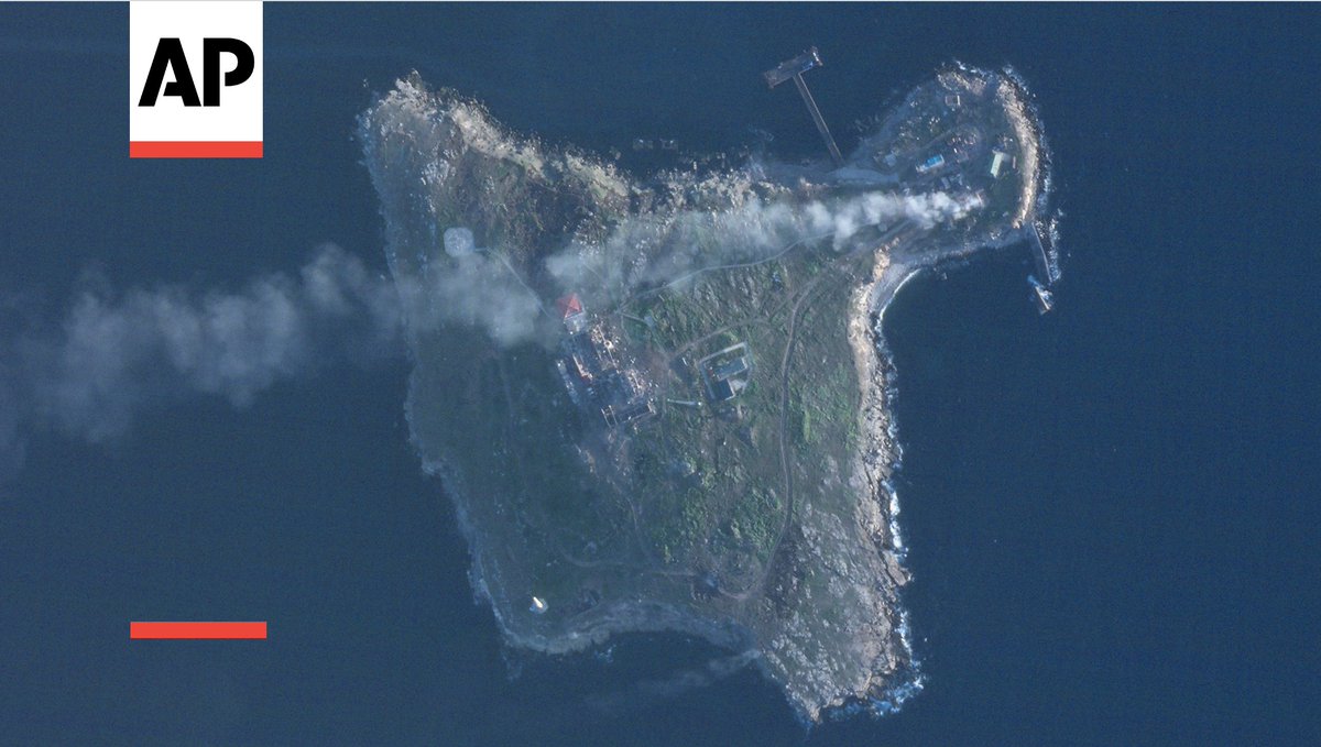 Satellitbilder av @planet tagna strax efter klockan 6 på söndagen analyserade av @AP visar rök som stiger upp från två punkter på Snake Island från ukrainska strejker. Den ena motsvarar videon som Ukraina släppte av en attack mot en rysk helikopter. Ett Z ses på öns nordöstra hörn