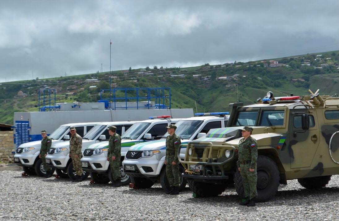 Russian Ambassador to Armenia is on a working visit to Syunik.  The ambassador paid tribute to the crew members of the Mi-24 helicopter which Azerbaijan shot down near Yeraskh during Nagorny Karabakh war. He also visited the positions of the Russian border guards near Kapan airport