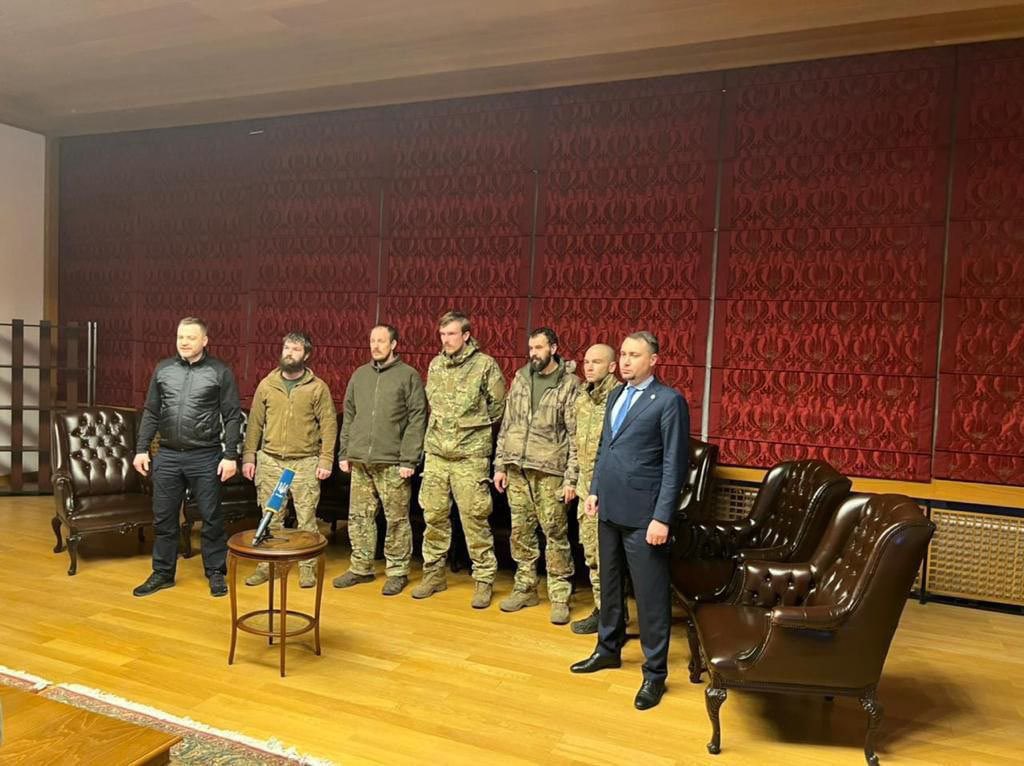 Die Kommandeure Denis „Redis Prokopenko, Swjatoslaw „Kalyna Palamar und Serhii „Volyna Volynskyi wurden aus russischer Gefangenschaft entlassen