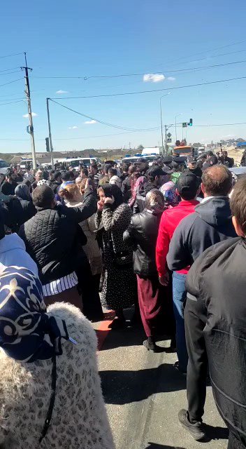 Dagestan: This morning locals gathered to protest against the mobilisation on the Khasavyurt-Makhachkala highway near the village of Endirei. Machine gun fire can be heard