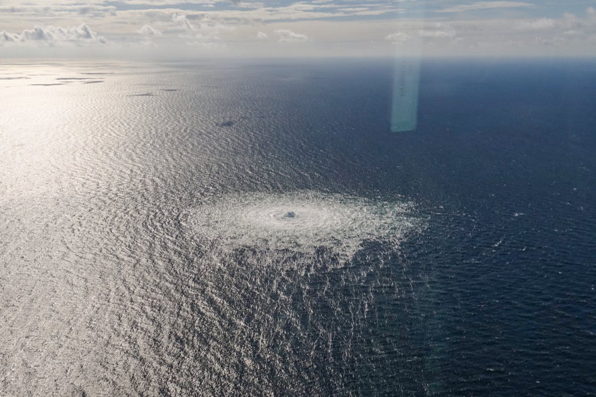 Pictures from F-16 of gas leak in the Baltic Sea