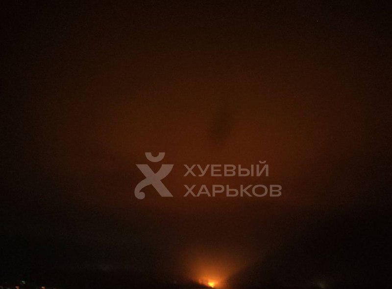 俄罗斯导弹袭击后，哈尔科夫发生大火。在现场工作的紧急服务。市内局部停电，103救护电话断线