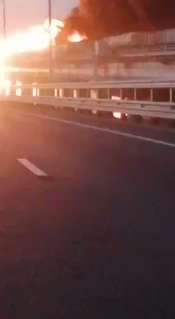 Op beelden van het weggedeelte van de Kerch Strait-brug zijn ten minste twee treinwagons in brand te zien