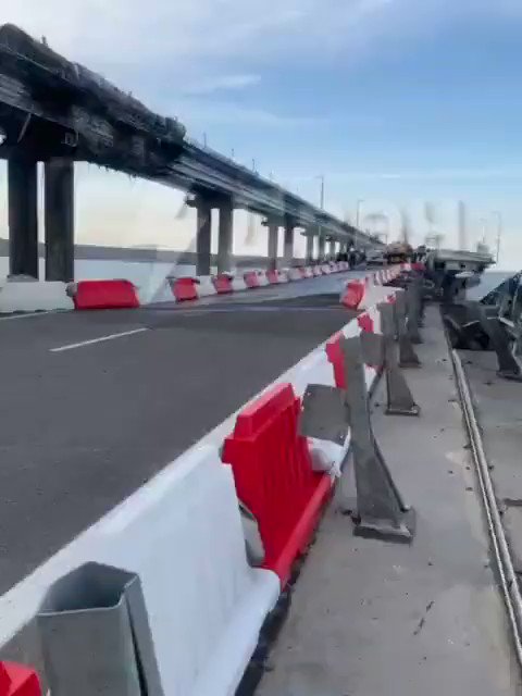 De eerste voertuigen rijden nu over de beschadigde, maar nog resterende overspanning. Verkeer dat van de Krim naar Rusland gaat