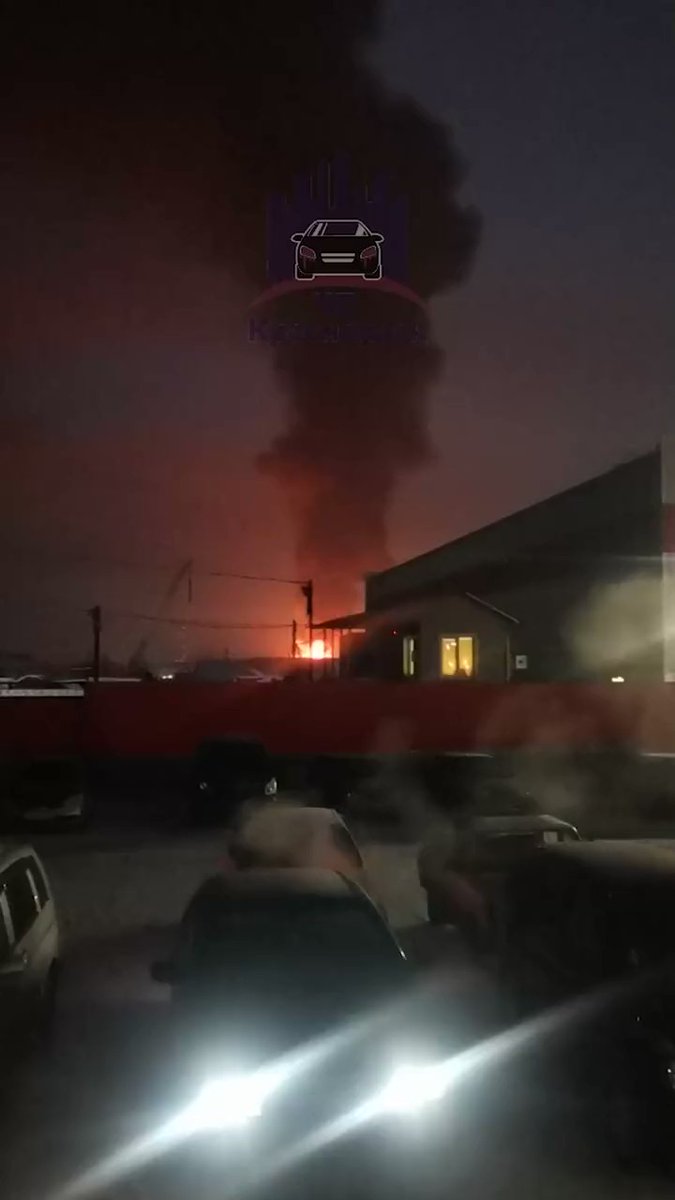 Russie : Un grand entrepôt  de la rue Pogranichnikov a pris feu à Krasnoyarsk.  Le bâtiment abrite les bureaux de sociétés commerciales. Il n'y a pas de rapport de victime.