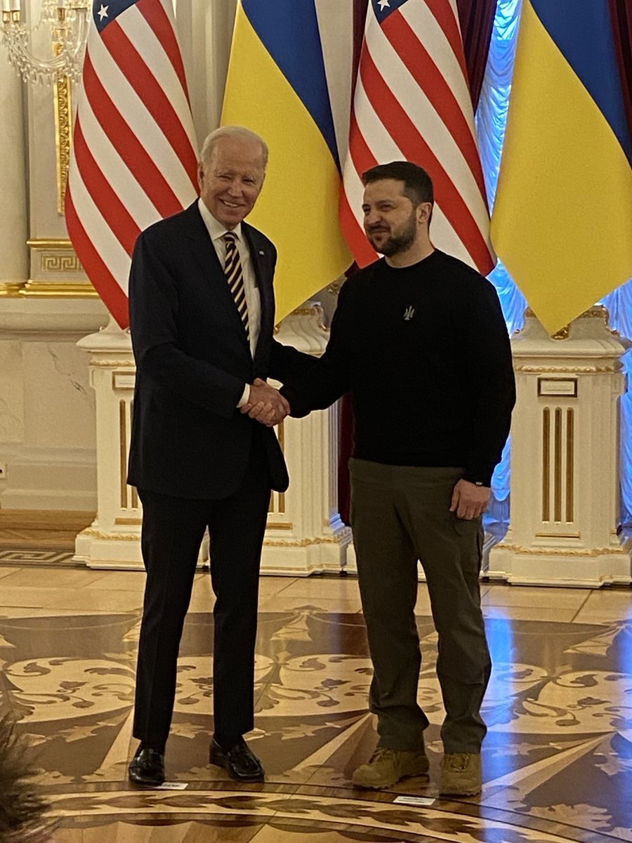 Biden na Ukrajine: Prezident tam pricestoval na neohlásenú návštevu Kyjeva, kde sa stretol s @ZelenskyyUa v Mariinskom paláci pred ročným výročím ruskej invázie na Ukrajinu