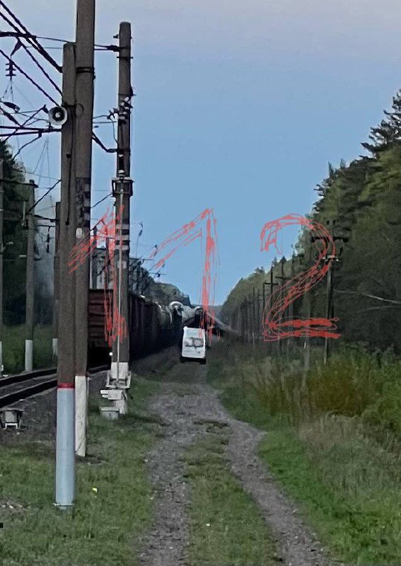 Nákladný vlak sa vykoľajil v oblasti Briansk v Rusku pri podozrení z útoku diverzantov