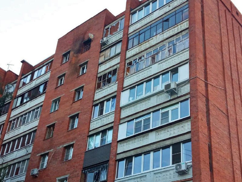 Danos após drone colidir com prédio residencial em Kursk