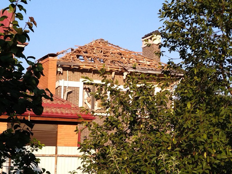 Заброшенный дом поврежден в результате предполагаемого удара беспилотника в Батайске Ростовской области