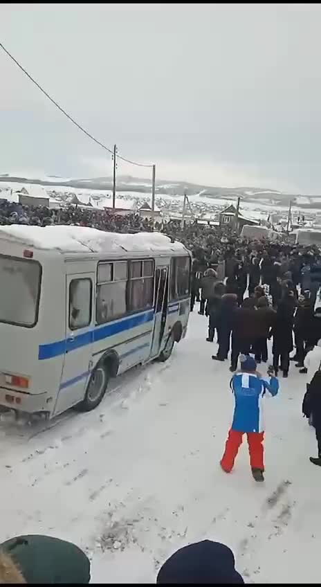 Столкновения с полицией у здания суда в Баймаке, где сегодня вынесли приговор активисту Фаилю Алсынову. Полицейские теснят протестующих, те кидают в них снегом и льдом
