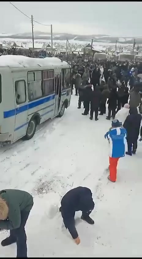 Sadursmes ar policiju pie Baimakas tiesas nama, kur šodien tika notiesāts aktīvists Fails Alsinovs. Protestētāji apmētā policiju ar sniegu un ledu