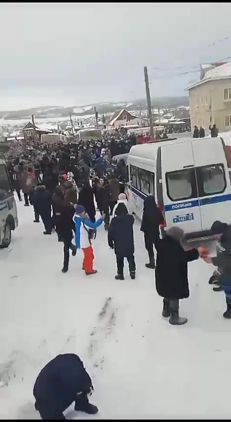 Scontri con la polizia vicino al tribunale di Baymak, dove oggi è stato condannato l'attivista Fail Alsynov. I manifestanti lanciano neve e ghiaccio contro la polizia