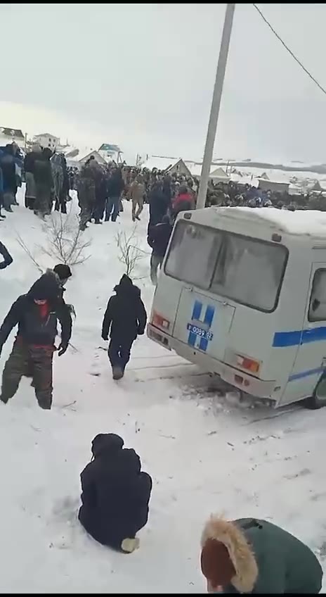 درگیری با پلیس در نزدیکی دادگاه در بایمک، جایی که فایل آلسینوف فعال امروز در آن محکوم شد. معترضان به سمت پلیس برف و یخ پرتاب می کنند