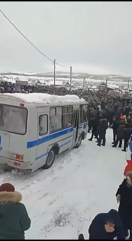 Enfrentamientos con la policía cerca del tribunal de Baymak, donde hoy fue condenado el activista Fail Alsynov. Los manifestantes arrojan nieve y hielo a la policía.