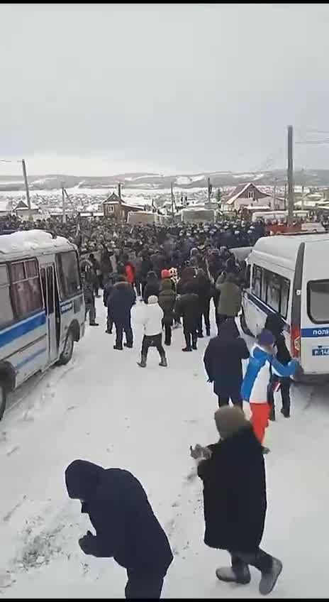 עימותים עם שוטרים ליד בית המשפט בביימק, שבו נידון היום הפעיל פייל אלסינוב. מפגינים זורקים שלג וקרח לעבר המשטרה